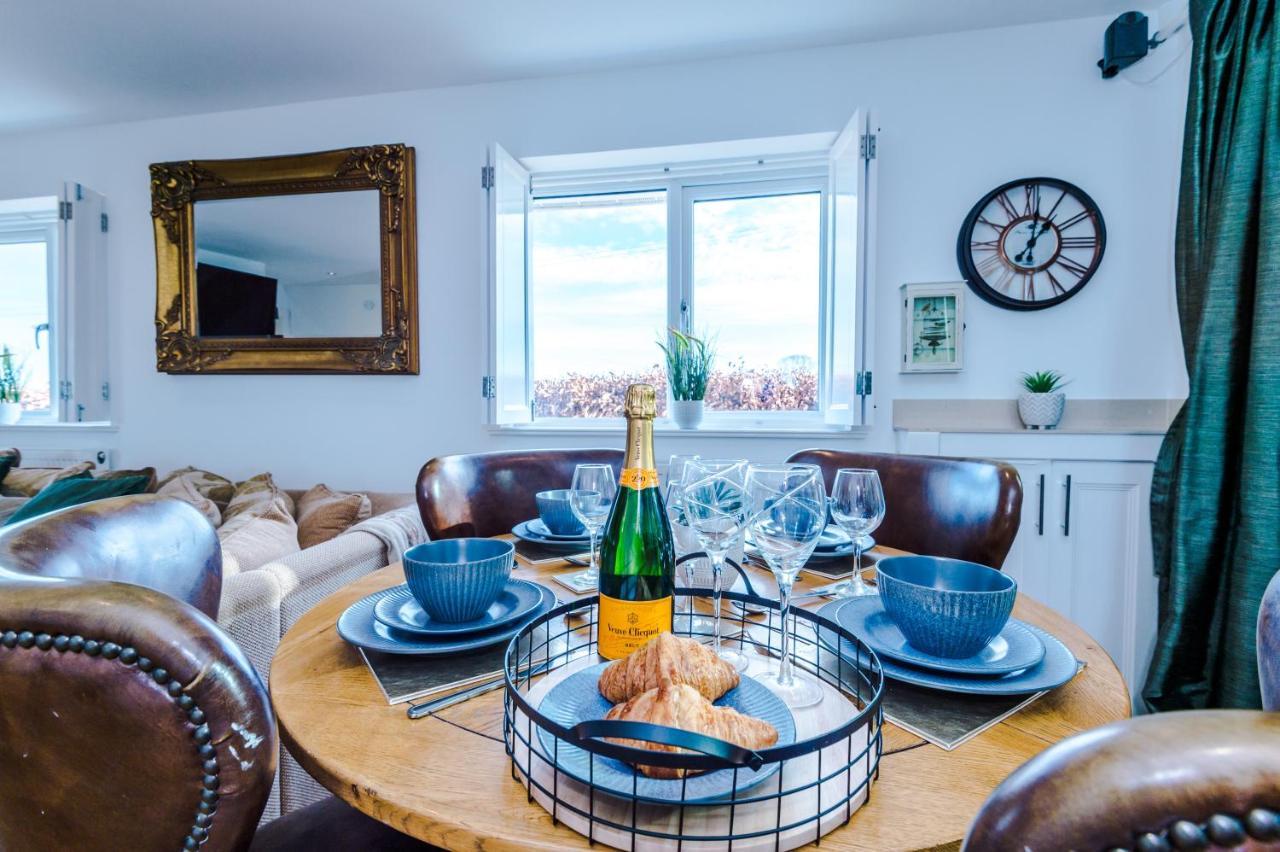 "Woodlands" By Greenstay Serviced Accommodation - Luxury 3 Bed Cottage In North Wales With Stunning Countryside Views & Parking - Close To Glan Clwyd Hospital - The Perfect Choice For Contractors, Business Travellers, Families And Groups Bodelwyddan Exterior foto