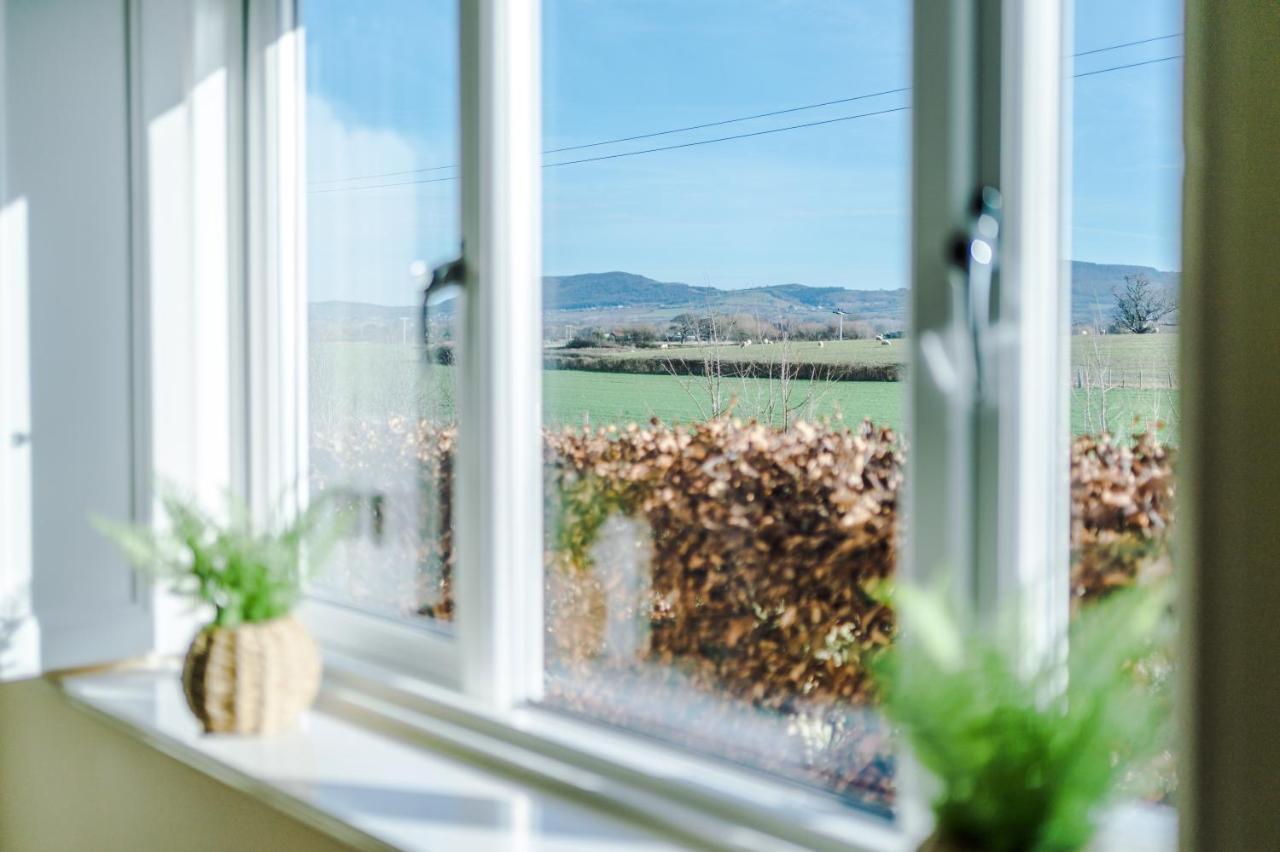 "Woodlands" By Greenstay Serviced Accommodation - Luxury 3 Bed Cottage In North Wales With Stunning Countryside Views & Parking - Close To Glan Clwyd Hospital - The Perfect Choice For Contractors, Business Travellers, Families And Groups Bodelwyddan Exterior foto